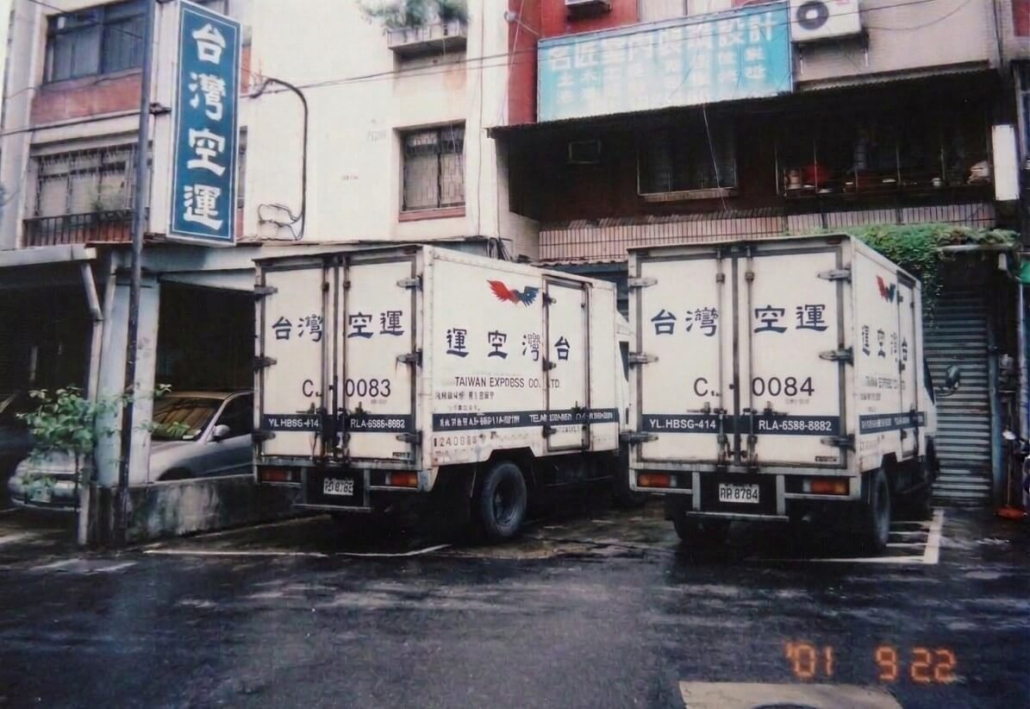 台灣空運兩部卡車